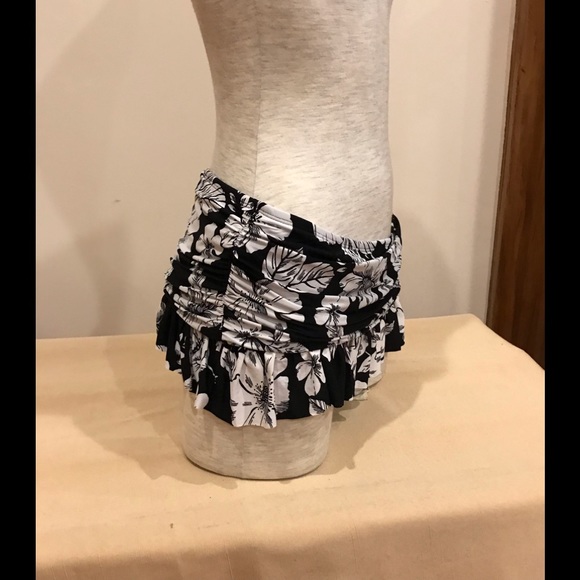 SOLD ON MERCARI! Anne Cole black white floral - Picture 3 of 8